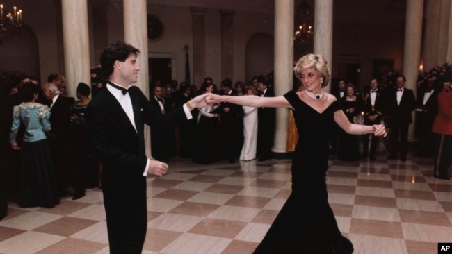 'Lady Di' usó este largo vestido de terciopelo azul noche, con los hombros desnudos, en una cena ofrecida en 1985 por el presidente estadounidense Ronald Reagan en honor al príncipe y la princesa de Gales.