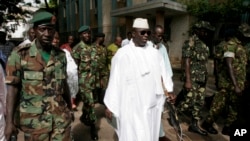 Le président sortant gambien Yahya Jammeh entouré de sa garde à Banjul, Gambie, 22 septembre 2006.