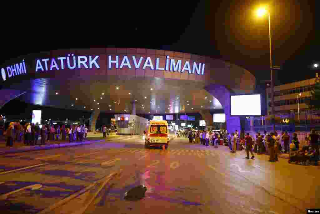 استنبول کے اتاترک ہوائی اڈے پر خودکش دھماکوں کے نتیجے میں کم از کم 28 افراد ہلاک ہوئے