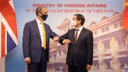 Phó Thủ tướng-Bộ trưởng Ngoại giao Anh Dominic Raab (trái) và Bộ trưởng Ngoại giao Việt Nam Bùi Thanh Sơn trong cuộc gặp ngày 22/6/2021 tại Hà Nội.
