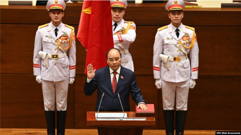 Ông Nguyễn Xuân Phúc tuyên thệ nhậm chức Chủ tịch nước hôm 5/4 tại Hà Nội và trở thành người đầu tiên trong lịch sử Việt Nam giữ chức thủ tướng được Quốc hội bầu cho cương vị chủ tịch nước.