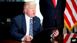 El presidente Donald Trump habla antes de firmar una Orden Ejecutiva en el Departamento del Tesoro, el viernes 21 de abril de 2017, en Washington.