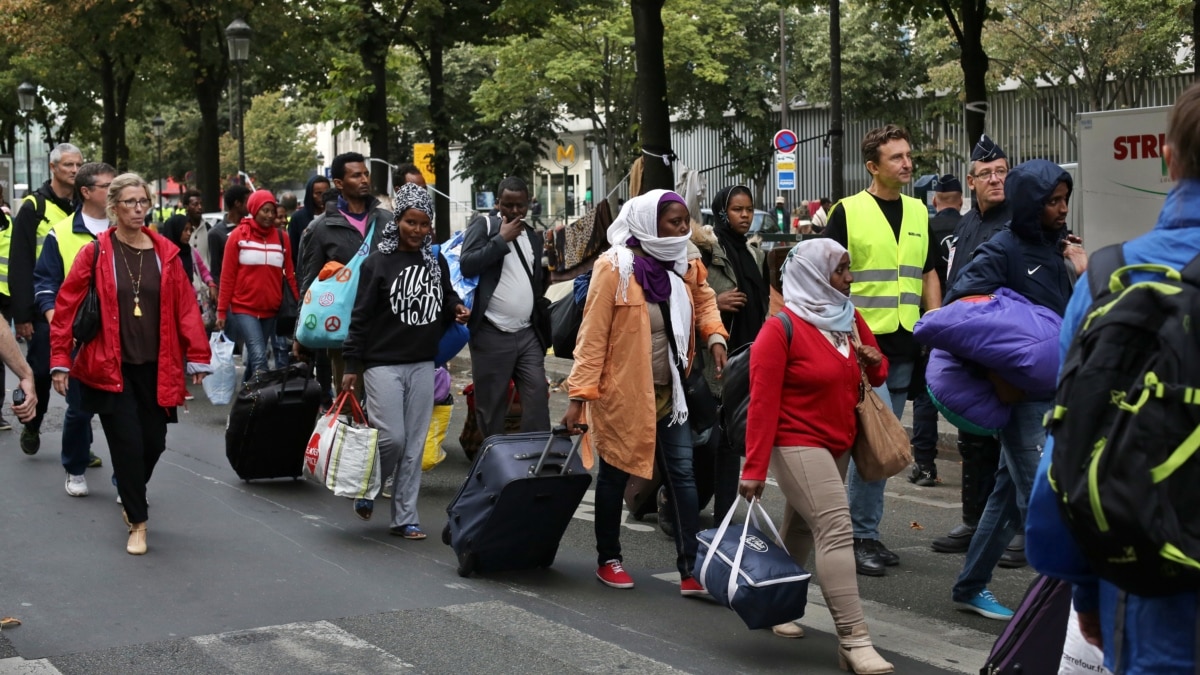 Как живут эмигранты. Иммигрантские кварталы в Париже. Эмигранты во Франции. Иммигранты во Франции. Люди на улицах Парижа.