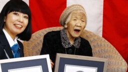 Bà Kane Tanaka, 116 tuổi, nhận chứng chỉ người phụ nữ sống thọ nhất thế giới của Kỉ lục Thế giới Guinness ở Fukuoka, Nhật Bản, ngày 9 tháng 3, 2019.