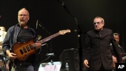 Walter Becker, left, and Donald Fagen, co-founders of Steely Dan, perform at a benefit concert on Nov. 20, 2008 in New York. Becker died Sunday at age 67.