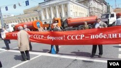 2013年五一节时，俄共在莫斯科市中心集会。共产党支持者手举标语： 苏联活着，苏联在战斗，苏联将胜利。