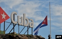 The Cuban national flag is lowered to half-staff in tribute to the victims of a plane crash, in Havana, May 19, 2018.