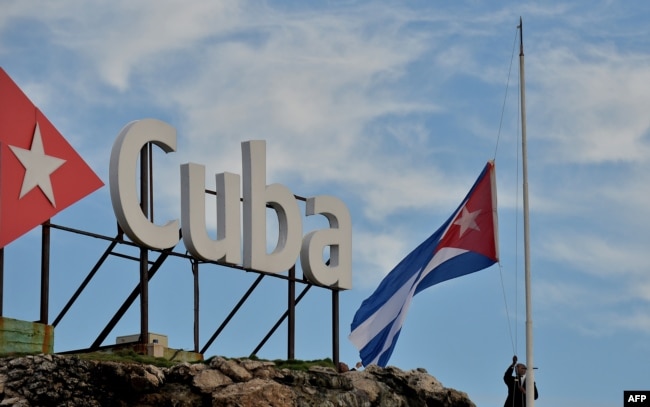 The Cuban national flag is lowered to half-staff in tribute to the victims of a plane crash, in Havana, May 19, 2018.