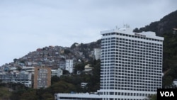 ساختمان هتل شرایتون ریو و پشت آن یک منطقه زاغه نشین نمایان است.