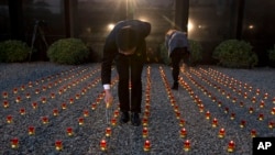 중국에서 난징대학살 사건이 처음 국가추모일로 제정된 가운데 13일 추모식을 앞두고 행사 요원들이 초에 불을 붙이고 있다.
