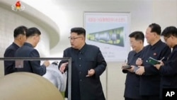ພາບຈາກວີດີໂອ ຂອງແຫ່ຼງຂ່າວ KRT ຂອງເກົາຫຼີເໜືອ ທີ່ນຳ
ອອກເຜີຍແຜ່ໃນວັນທີ 3 ກັນຍາ, 2017, ທີ່ສະແດງໃຫ້ເຫັນທ່ານ Kim Jong Un ໃນສະຖານທີ່ບໍ່ໄດ້ບົ່ງບອກ. 