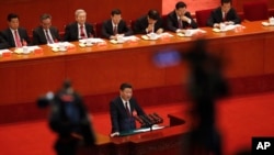 18일 중국 베이징 인민대회당에서 개막한 제19차 중국 공산당 전국대표대회에서 시진핑 중국 국가주석(가운데)이 연설하고 있다.