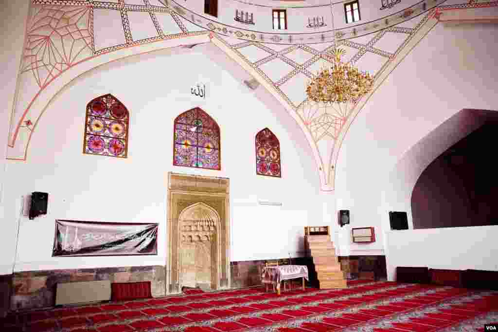 The Prayer Hall under the blue dome, Yerevan, Armenia, Feb. 25, 2013. (V. Undritz/VOA)