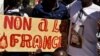 Des manifestants tiennent une pancarte sur laquelle on peut lire "Non à la France" lors d'une manifestation à Ouagadougou, au Burkina Faso, le 16 novembre 2021.