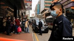 香港警察逮捕了《立場新聞》的六名高管後突擊搜查其辦公室。 （2021年12月29日）