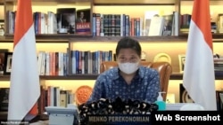 Menko Perekonomian Airlangga Hartarto dalam telekonferensi pers, di Jakarta, Jumat (9/7) mengatakan pemerintah perluas PPKM Darurat di 15 wilayah di luar Pulau Jawa dan Bali (Foto: VOA).