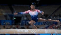 L'Américaine Simone Biles s'exécute lors de la finale féminine de gymnastique artistique aux Jeux olympiques d'été de 2020, mardi 3 août 2021, à Tokyo, au Japon.