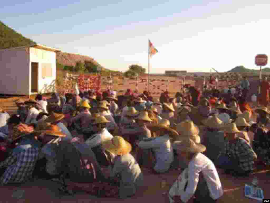 Dân làng ngồi lì trước mỏ đồng của Trung Quốc. 22/11/2012 (Ảnh của ban Miến Điện VOA)