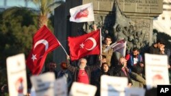 18일 터키 에게해 도시 이즈미르에서 시위대가 개헌 투표 백지화를 촉구하고 있다.