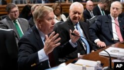 Các Thương nghị sĩ Lindsey Graham, Orrin Hatch, và Chuck Grassley thảo luận dự luật bảo vệ công tố viên đặc biệt Robert Mueller