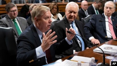 Các Thương nghị sĩ Lindsey Graham, Orrin Hatch, và Chuck Grassley thảo luận dự luật bảo vệ công tố viên đặc biệt Robert Mueller