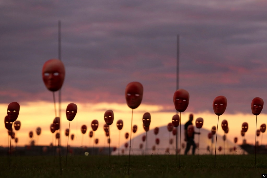 Máscaras que representan a políticos corruptos en el césped frente al edificio del Congreso Nacional en Brasilia, Brasil, el 23 de mayo de 2017.