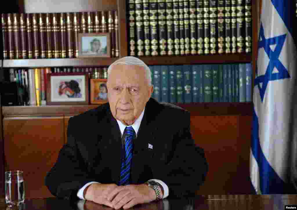 Já como primeiro-ministro, Ariel Sharon envia uma mensagem pela televisão para a nação de Jerusalém&nbsp;Agosto 15, 2005. 