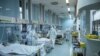 Arhiva - Zdravstveni radnici zbrinjavaju obolele od koronavirusa, u Zemunskoj bolnici u Beogradu, 26. novembra 2020. (Rojters, Marko Đurica)