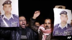 Biểu tình bên ngoài trụ sở nội các ở Amman kêu gọi hành động để phi công bị bắt cóc Mu'ath al-Kaseasbeh được trả tự do.