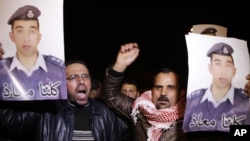 Warga Yordania unjuk rasa menuntut pembebasan pilot Mu'ath al-Kaseasbeh, yang disandera militan ISIS (27/1).