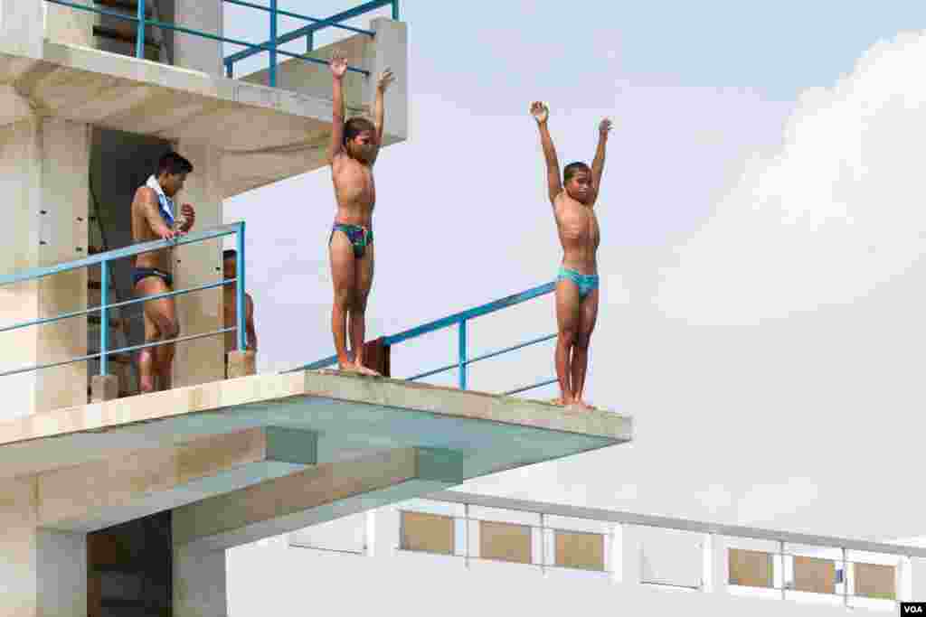 Jordan Pisey Windle​, a Cambodian-born U.S. diving champion, is instructing Cambodian divers in Phnom Penh, Cambodia, May 12 2016. (Hean Socheata/ VOA Khmer)