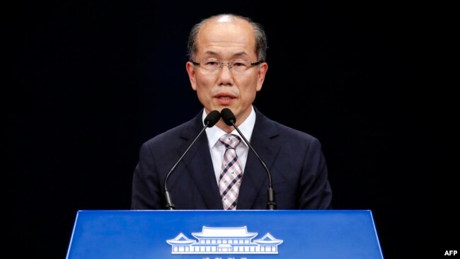 韩国总统府国家安保室第一次长金有根(Kim You-geu)在韩国决定退出韩日军事情报分享协议后讲话。(2019年8月22日)