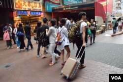 中國五一黃金周假期期間，旺角拖篋購物的中國旅客明顯減少。(美國之音湯惠芸)