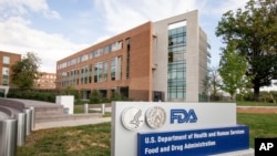 ARCHIVO - El organismo gubernamental estadounidense U.S. Food & Drug Administration (FDA) en Silver Spring, Maryland. Octubre 14, 2015. 