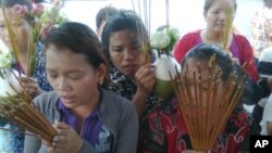 Boeung Kak lake protesters pray to the spirit of Preah Ang Dang Kor in front of the Royal Palace on Tuesday, in a bid to stop a development company from pushing them out of their homes.