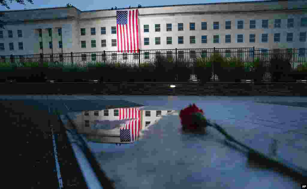 به اهتزاز در آمدن پرچم آمریکا بر روی دیوار وزارت دفاع در ایالات متحده آمریکا در هفدهمین سالگرد حملات تروریستی ۱۱ سپتامبر ۲۰۰۱