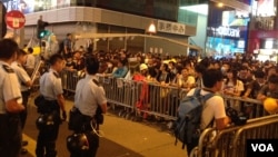 Para pemrotes berhadapan dengan polisi di Mong Kok (Foto: VOA/Hai Yan)