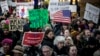 Cientos de manifestantes desfilaron en la ciudad de Nueva York en apoyo del juicio político al presidente Donald Trump, el martes 17 de diciembre de 2019.