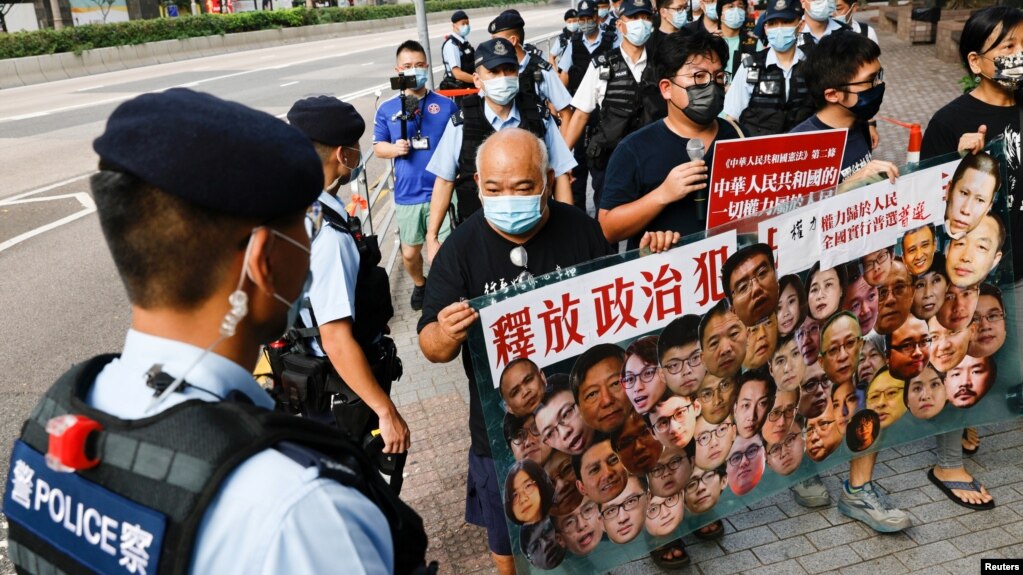香港支持民主的抗议者在中国国庆当天，手举标语牌要求释放政治犯。（2021年10月1日）(photo:VOA)