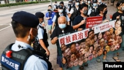 香港支持民主的抗议者在中国国庆当天，手举标语牌要求释放政治犯。（2021年10月1日）