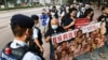 中国国庆日港警阻止社民连4人示威，有五星红旗被烧毁 