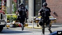 5일 미국 시애틀의 한 대학에서 발생한 총격 현장에 경찰이 출동했다. 이 날 총격으로 1명이 숨지고 3명이 다쳤다.
