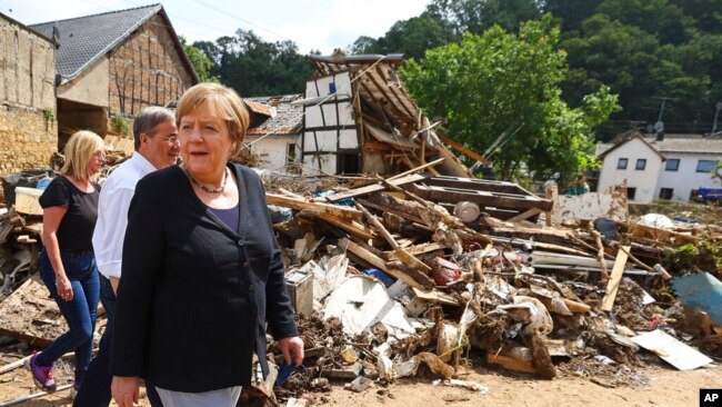 Kancelarja Merkel duke vizituar zonat e dëmtuara (20 korrik 2021)