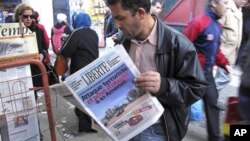 Báo chí trong thủ đô Algiers loan tin về vụ tấn công khủng bố và bắt cóc ở Amenas