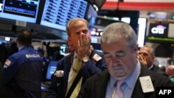 Traders work on the floor of the New York Stock Exchange during morning trading on September 30, 2013 in New York City. 