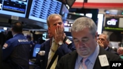 美國政府部門關閉前夕﹐紐約證券交易所的交易員仍然進行交易。