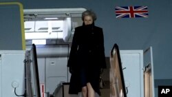 British Prime Minister Theresa May steps off from her plane upon her arrival at Andrews Air Force Base, Maryland, Jan. 26, 2017. 