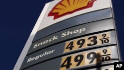 El alto precio de la gasolina tiene contra la pared a los estadounidenses.