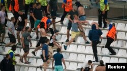 Les fans se battent entre eux au Stade Velodrome, à Marseille, après un match, le 11 juin 2016. 