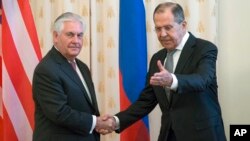 Le secrétaire d'Etat Rex Tillerson et le Russe Sergueï Lavrov se saluent avant leur rencontre à Moscou, Russie, le 12 avril 2017.
